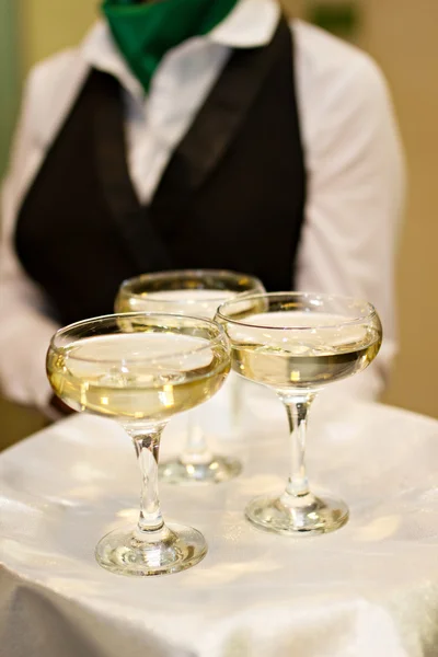 Drie glazen van Champagne en een ober — Stockfoto
