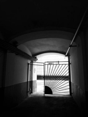 Moskova 'daki kapılar siyah beyaz