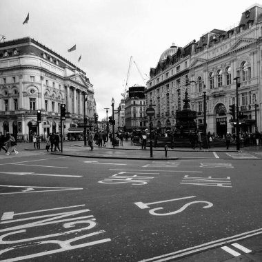 Siyah beyaz Piccadilly Sirki