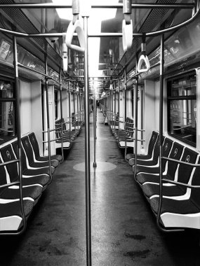 Moskova metrosunda boş bir araba.