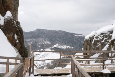 Yüksek uçurumlar antik bir kale ve kış ormanının kalıntılarıdır. Tustan. Karpatlar. Ukrayna