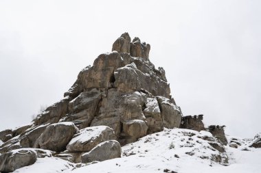 Yüksek uçurumlar antik bir kale ve kış ormanının kalıntılarıdır. Tustan. Karpatlar. Ukrayna.