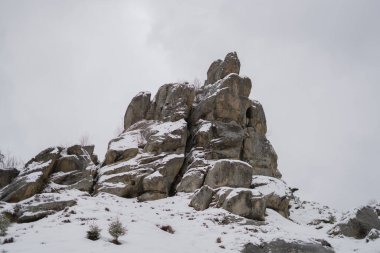 Yüksek uçurumlar antik bir kale ve kış ormanının kalıntılarıdır. Tustan. Karpatlar. Ukrayna.