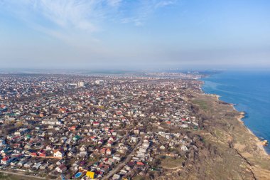 Odessa yakınlarındaki Karadeniz kıyısındaki Fontanka köyünün manzarası. Bir helikopterden fotoğraf.