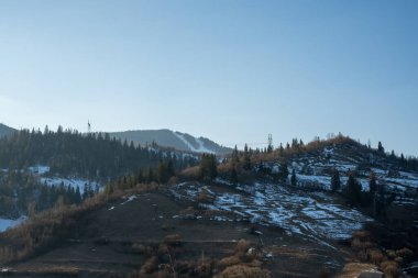 Güneşli bir kış gününde karlı dağ zirveleri. Karpatlar. Ukrayna. Slavsko köyünün kenar mahalleleri.