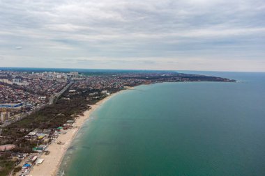 Odessa şehri, Luzanovka plajı, Karadeniz ve Kuyalnitsky haliçleri manzarası. Bir helikopterden fotoğraf.