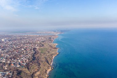 Odessa yakınlarındaki Karadeniz kıyısındaki Fontanka köyünün manzarası. Bir helikopterden fotoğraf.