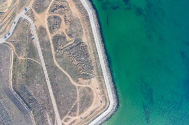 Turkuaz suyla deniz kıyısında. Kavramsal fotoğraf - deniz ve sahil. Helikopter görünümü