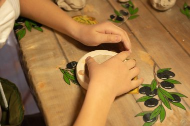 Potter 'ın elleri. Alçı kalıptan kil ürünleri yapmak. Çömlek ustası sınıfı.