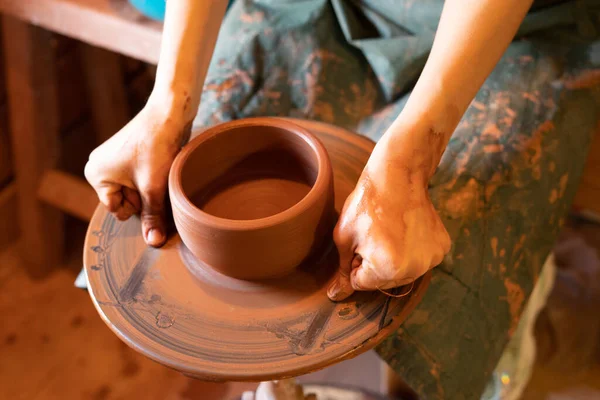Les Mains Potter Fabrication Produits Argile Sur Une Roue Potier — Photo