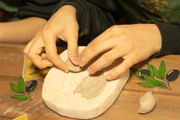 Potter 'ın elleri. Alçı kalıptan kil ürünleri yapmak. Çömlek ustası sınıfı.