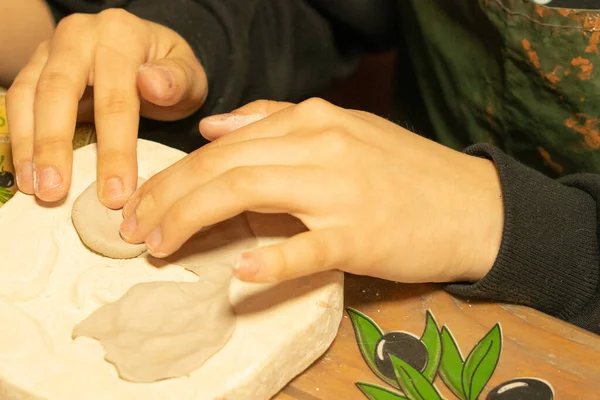 波特的手在石膏模具上制作粘土产品 陶瓷硕士班 — 图库照片