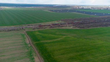 Tren istasyonu ve tren manzarası. Bir helikopterden fotoğraf.