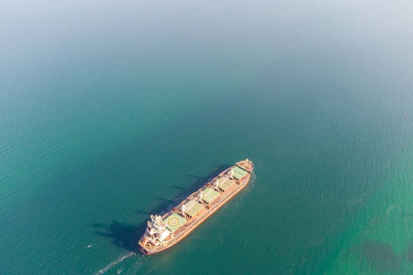 Πλοίο Ξηρού Φορτίου Εισέρχεται Στο Λιμάνι Βοήθεια Ρυμουλκών Φωτογραφία Από — Φωτογραφία Αρχείου