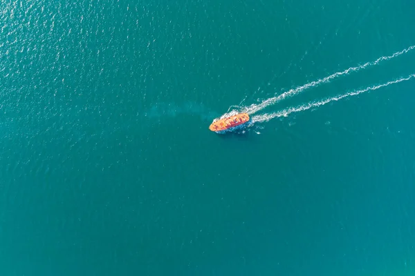 Βάρκα Πιλότος Πορτοκαλί Πηγαίνει Συναντήσει Σκάφος Στους Εξωτερικούς Δρόμους Θέα — Φωτογραφία Αρχείου