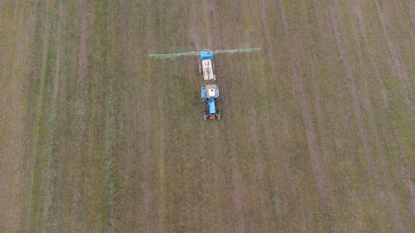 春のフィールドワーク 畑に肥料を散布するトラクター — ストック写真