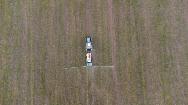 春季野外作业 牵引机 装有附件 向田里施肥 — 图库照片