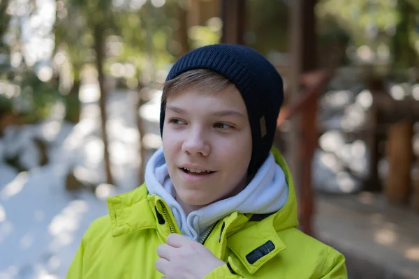 Pojke Gammal Vintern Terrassen Ett Trähus Folklig Stil Selektiv Inriktning — Stockfoto