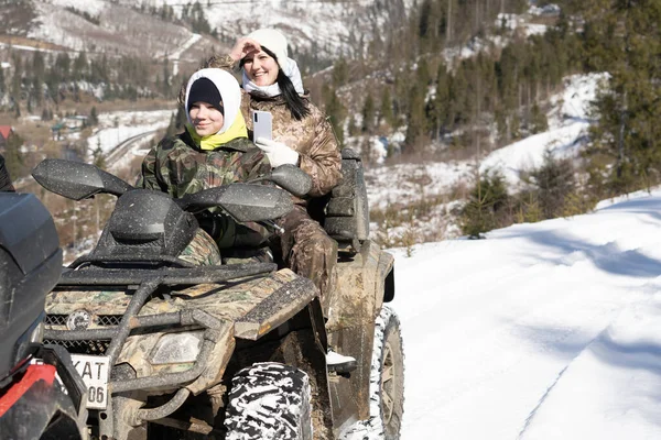 Groupe Jeunes Quad Sur Des Montagnes Enneigées Carpates Ukraine Images De Stock Libres De Droits