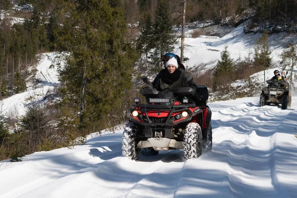 Groupe Jeunes Quad Sur Des Montagnes Enneigées Carpates Ukraine Photo De Stock