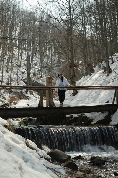 Une Femme Avec Enfant Sur Pont Bois Dessus Une Rivière — Photo