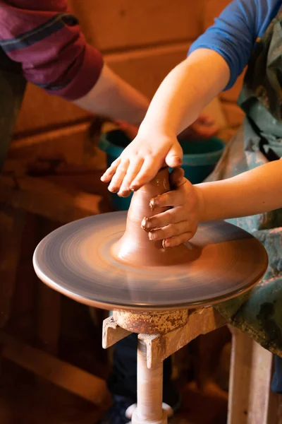 Ręce Pottera Wytwarzanie Wyrobów Gliny Kole Garncarskim Mistrzowska Klasa Garncarska — Zdjęcie stockowe