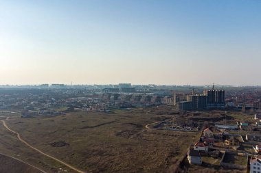 Odessa yakınlarındaki Karadeniz kıyısındaki Fontanka köyünün manzarası. Bir helikopterden fotoğraf.
