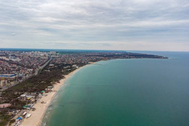Odessa şehri, Luzanovka plajı, Karadeniz ve Kuyalnitsky haliçleri manzarası. Bir helikopterden fotoğraf.