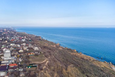 Odessa yakınlarındaki Karadeniz kıyısındaki Fontanka köyünün manzarası. Bir helikopterden fotoğraf.