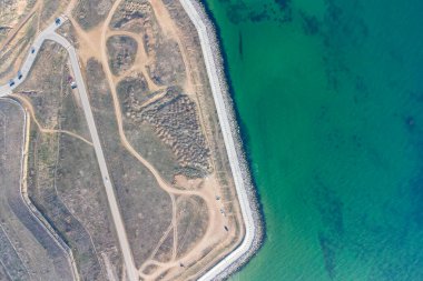 Turkuaz suyla deniz kıyısında. Kavramsal fotoğraf - deniz ve sahil. Helikopter görünümü