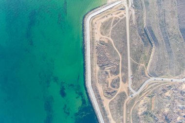 Turkuaz suyla deniz kıyısında. Kavramsal fotoğraf - deniz ve sahil. Helikopter görünümü