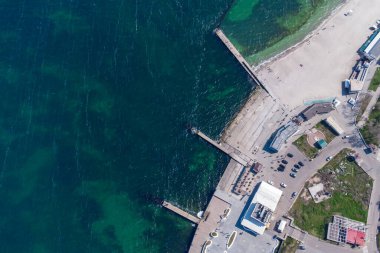 Kumsal, beton iskele, berrak deniz suyu. Helikopter görünümü