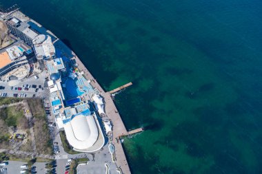 Kumsal, beton iskele, berrak deniz suyu. Helikopter görünümü