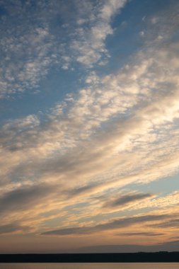 Gün batımında güzel bir gökyüzü ve ufukta ince bir çizgi. Yaratıcı vintage arkaplan