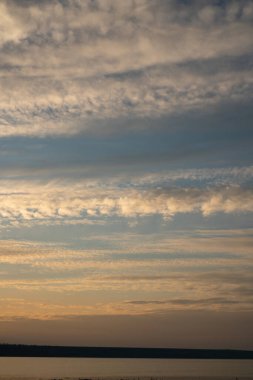 Gün batımında güzel bir gökyüzü ve ufukta ince bir çizgi. Yaratıcı vintage arkaplan