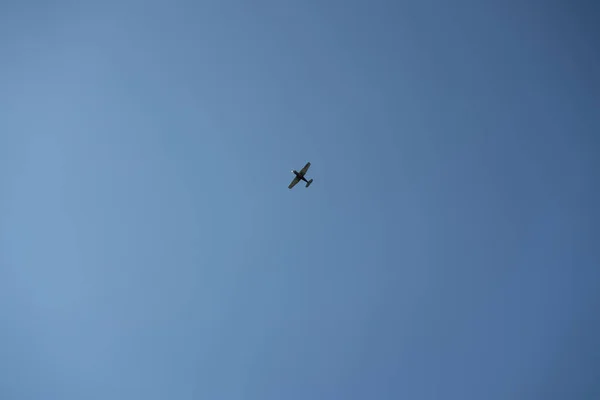 Pequeno Avião Preto Contexto Céu Azul — Fotografia de Stock