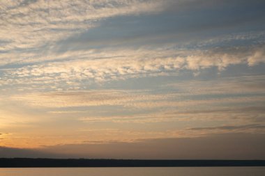 Gün batımında güzel bir gökyüzü ve ufukta ince bir çizgi. Yaratıcı vintage arkaplan