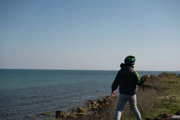 Year Old Boy Throws Stones Sea Entertainment Quarantine — Stock Photo, Image