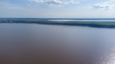 Kurumuş tuz gölünün dibinde. Havadan bak. Kumda araba ve motosiklet izleri var.