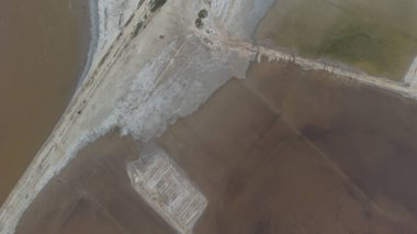 Kurumuş tuz gölünün dibinde. Havadan bak. Kumda araba ve motosiklet izleri var.