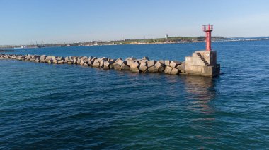 Beyaz beton küplerden yapılmış bir dalgakıran ve Yuzhny limanının girişinde bir işaret. Odessa 'da. Ukrayna. Hava görünümü