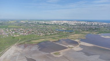 Kurumuş tuz gölünün dibinde. Havadan bak. Kumda araba ve motosiklet izleri var.
