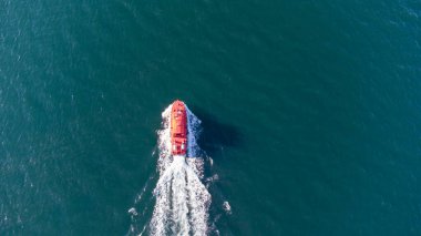 Liman su bölgesinde, denizde pilot botu. Hava görünümü