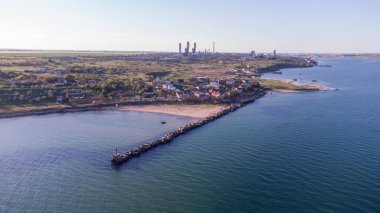 Beyaz beton küplerden yapılmış bir dalgakıran ve Yuzhny limanının girişinde bir işaret. Odessa 'da. Ukrayna. Hava görünümü