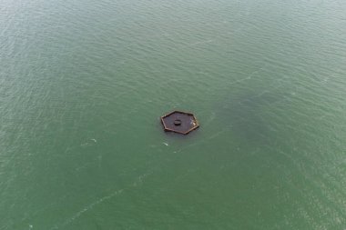 Altıgen deniz suyu borusu girişi. Hava görünümü