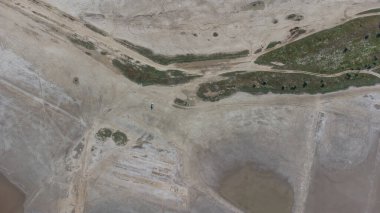 Kurumuş tuz gölünün dibinde. Havadan bak. Kumda araba ve motosiklet izleri var.