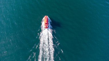 Liman su bölgesinde, denizde pilot botu. Hava görünümü
