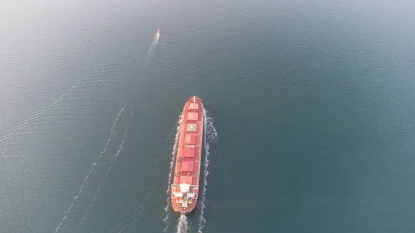 Okyanusa Giden Büyük Bir Kargo Gemisi Sakin Sularda Denize Açılır — Stok fotoğraf