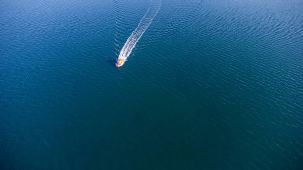 Liman Bölgesinde Denizde Pilot Botu Hava Görünümü — Stok fotoğraf