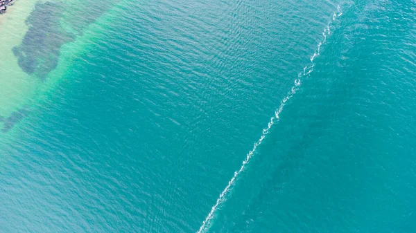 Αεροφωτογραφία του κόλπου της θάλασσας. Μπλε νερό και μονοπάτι βάρκα. — Φωτογραφία Αρχείου
